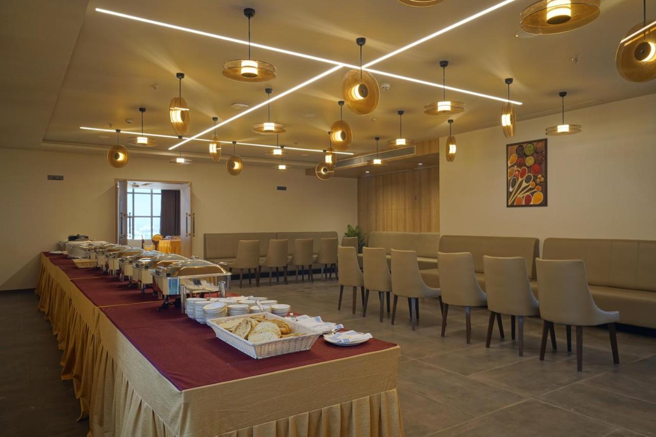 The Galleria Hotel Раджкот Экстерьер фото